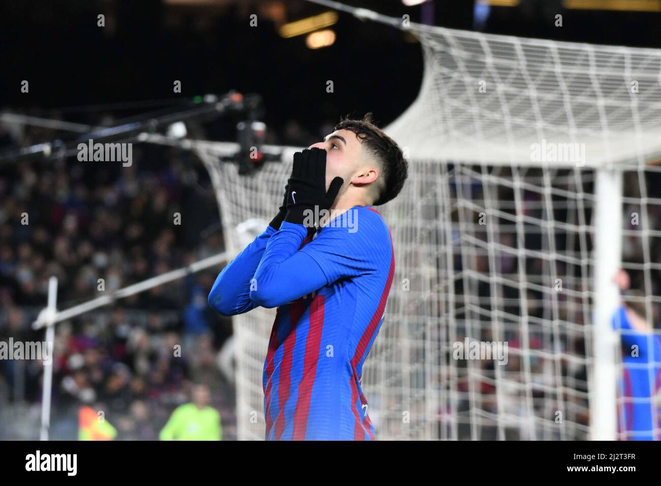 BARCELLONA, SPAGNA - APRILE 3: Pedri del FC Barcelona reagisce durante la partita la Liga tra il FC Barcelona e il Sevilla FC a campo Nou il 3 Aprile 2022 a Barcellona, Spagna. (Foto di Sara Aribó/Pximages) Credit: PX Images/Alamy Live News Foto Stock