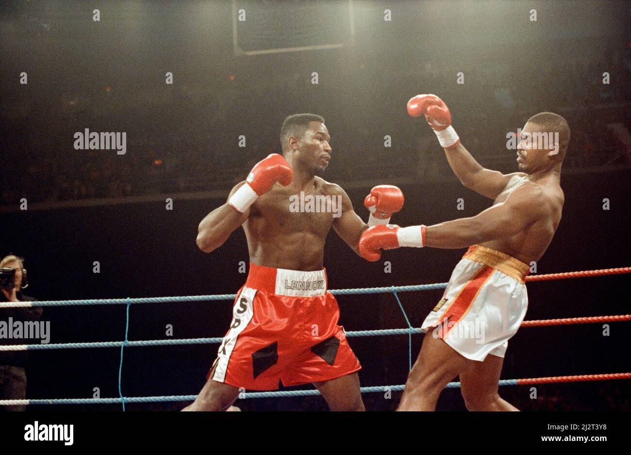 Lennox Lewis vs Donovan “Razor” Ruddock.Lewis ha mantenuto i suoi titoli britannici ed europei, anche con il titolo del Commonwealth Heavyweight a seguito di un knock-out nel secondo round. (Foto) Lewis che sostiene ¿¿Razor¿¿ Ruddock. 31st ottobre 1992 Foto Stock