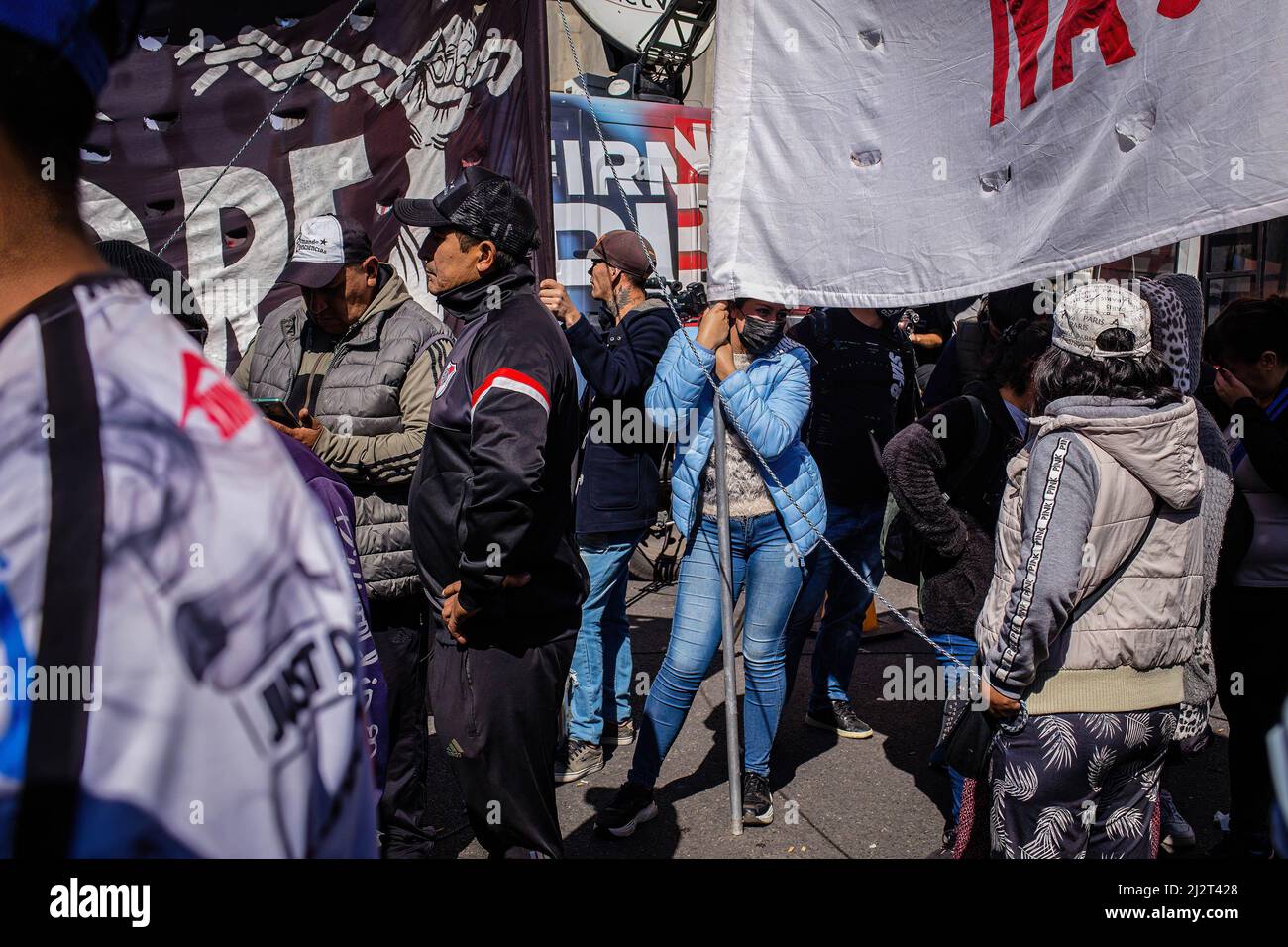 Buenos Aires, Argentina. 1st Apr 2022. Una donna ha una bandiera davanti al Ministero dello sviluppo sociale sul viale 9 de Julio, ascoltando i discorsi durante il raduno. Le organizzazioni politiche che compongono l'unità Piquetera tennero un campo su Avenida 9 de Julio, il viale più importante della città di Buenos Aires, Davanti al Ministero dello sviluppo sociale per 48 ore per denunciare la mancanza di risposta alle loro esigenze da parte del governo del Presidente Alberto Fernandez. (Credit Image: © Nacho Boulosa/SOPA Images via ZUMA Press Wire) Foto Stock