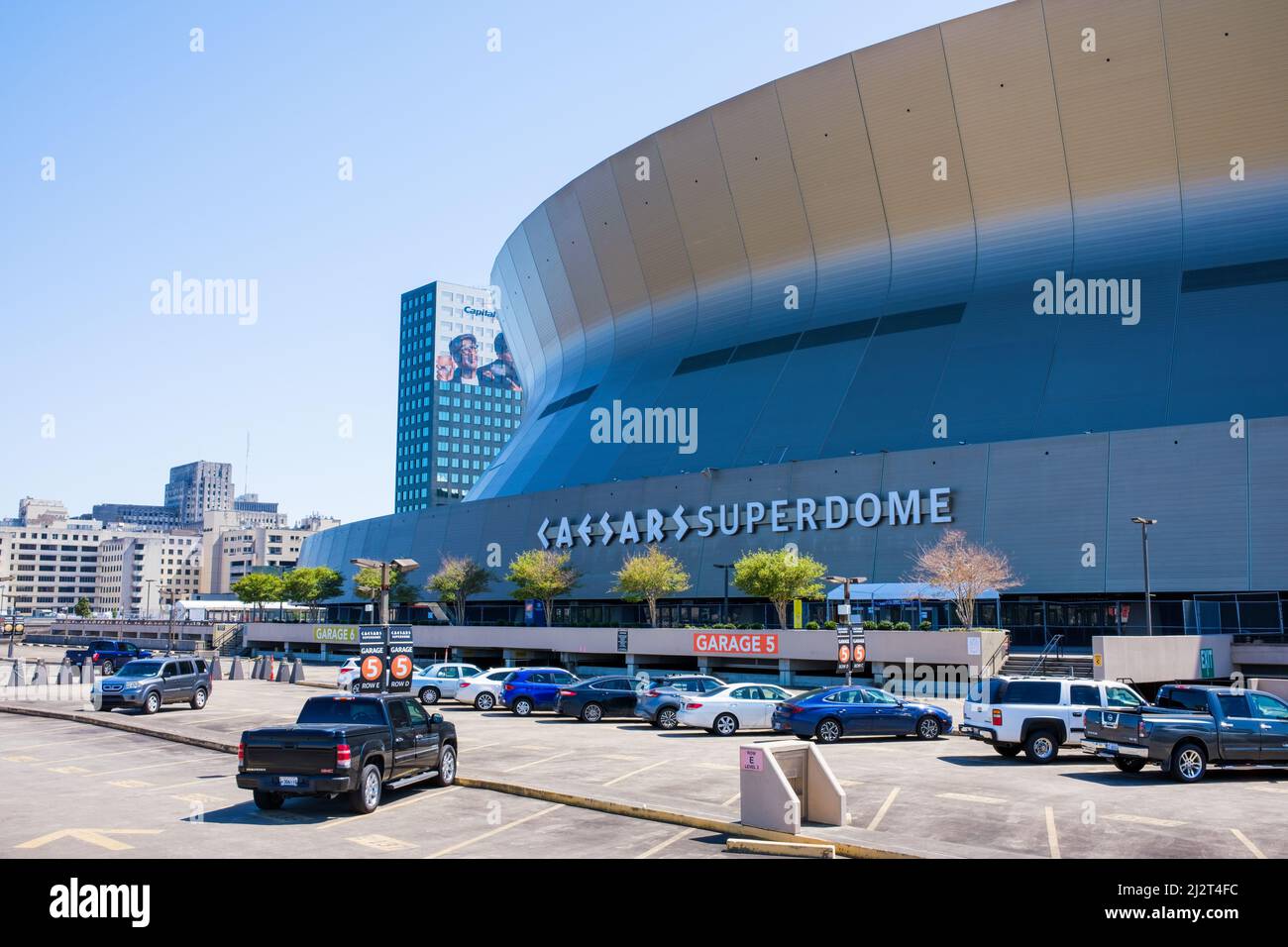 NEW ORLEANS, LA, USA - 3 APRILE 2022: Superdome con parcheggio e un tocco di skyline durante il torneo di pallacanestro NCAA Men's Final Four Foto Stock