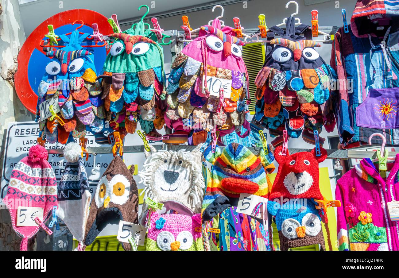 Cappelli colorati a tema animale in mostra in matket all'aperto. Madrid, Spagna Foto Stock