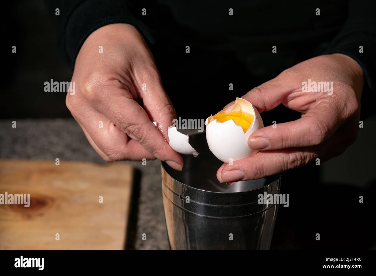 PREPARAZIONE DELLE BEVANDE. ROMPERE UN UOVO Foto Stock