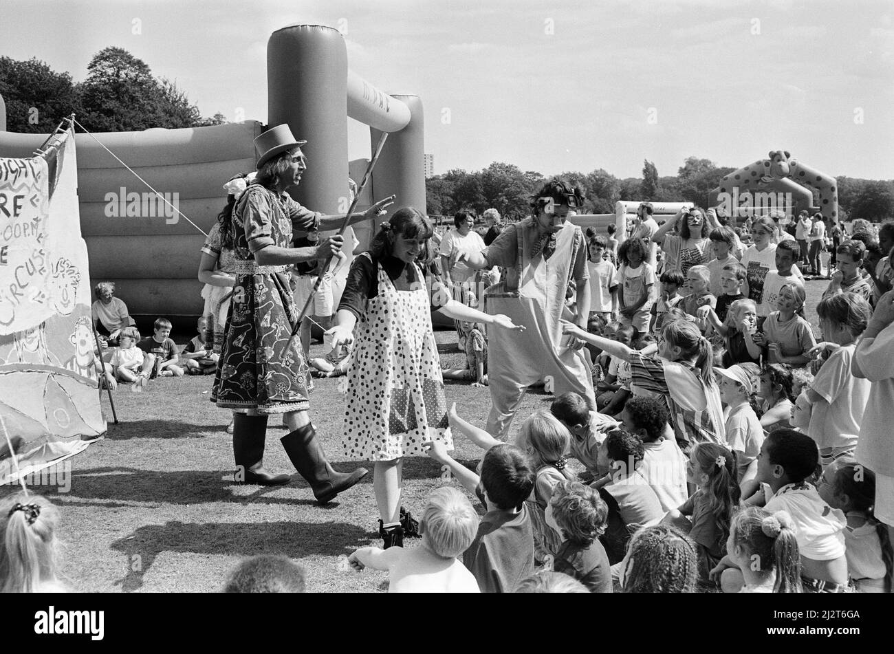 1500 bambini si divertiranno a Sefton Park, Liverpool, 19th agosto 1992. Organizzato dal Merseyside Play Action Council e dal Liverpool City Council. Foto Stock