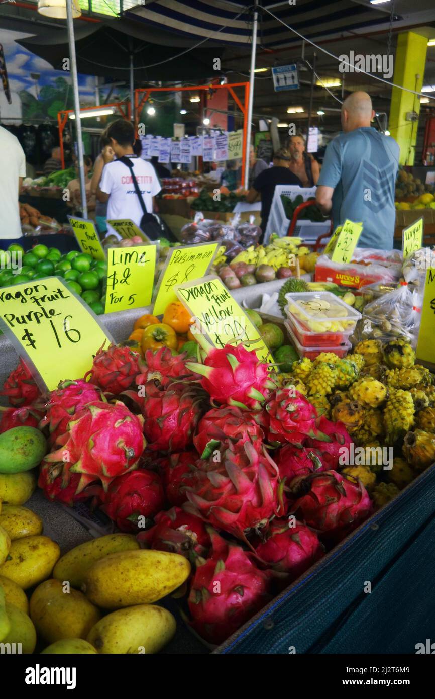 Frutta tropicale, compresi i dragonfruit in vendita, mercati Rustys, Cairns, Queensland, Australia. Nessun MR Foto Stock