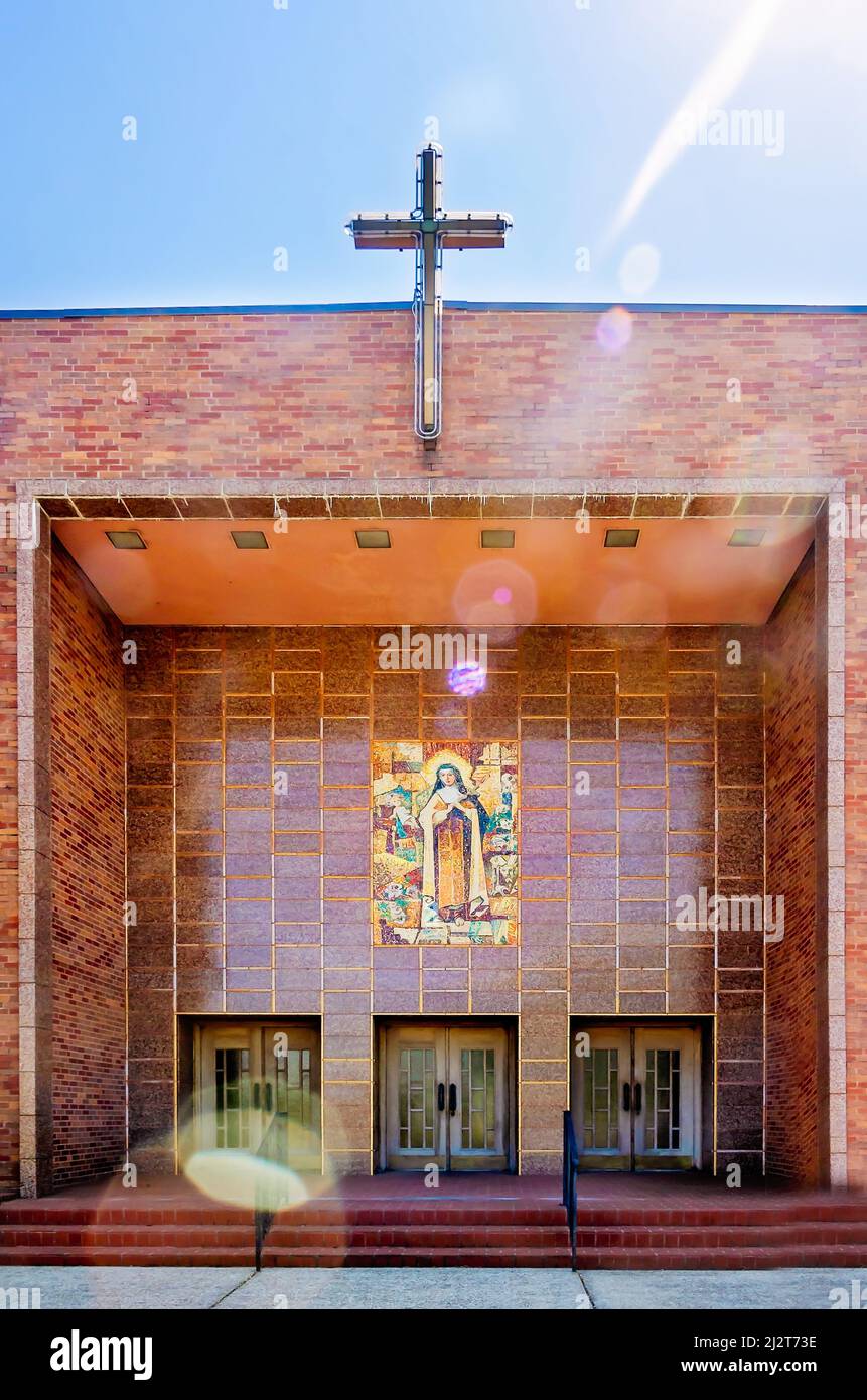 La Chiesa Cattolica di Little Flower è raffigurata, 26 marzo 2022, a Mobile, Alabama. La parrocchia è stata fondata nel 1928. L'attuale chiesa fu costruita nel 1958. Foto Stock