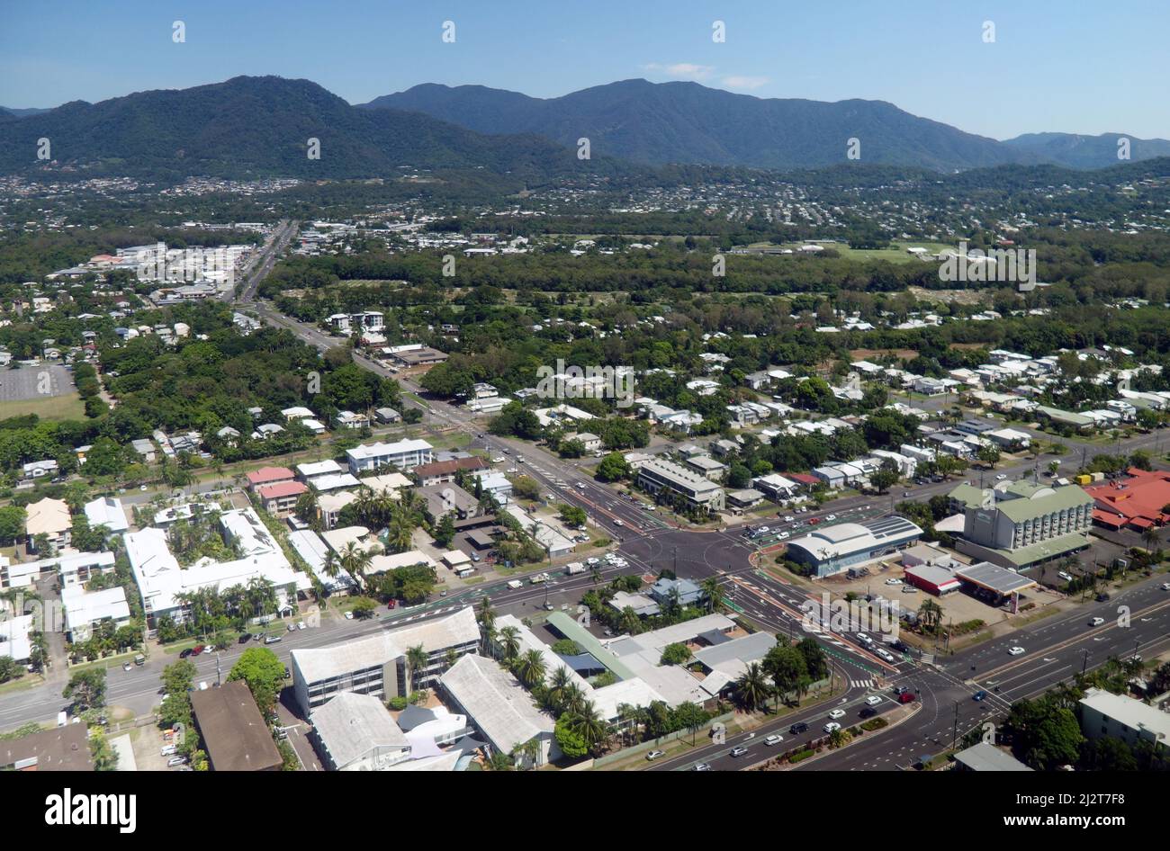 Vista aerea dello svincolo di Sheridan Street e James Street, nel sobborgo di Cairns North, Queensland, Australia. No PR Foto Stock