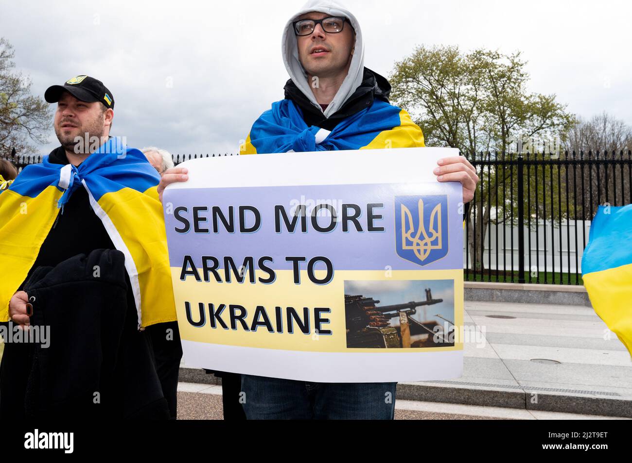 Washington, Stati Uniti. 03rd Apr 2022. 3 aprile 2022 - Washington, DC, Stati Uniti: Uomo con un segno che dice 'più armi per l'Ucraina' in un raduno di fronte alla Casa Bianca a sostegno dell'Ucraina. (Foto di Michael Brochstein/Sipa USA) Credit: Sipa USA/Alamy Live News Foto Stock