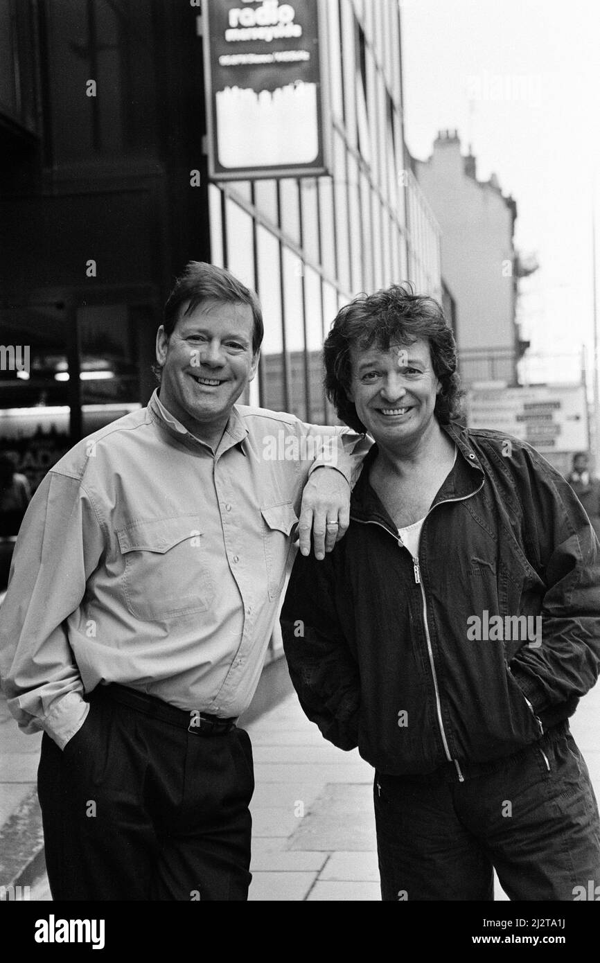 Billy Butler e Wally Scott, presentatori della BBC radio Merseyside, mercoledì 10th febbraio 1993. Foto Stock