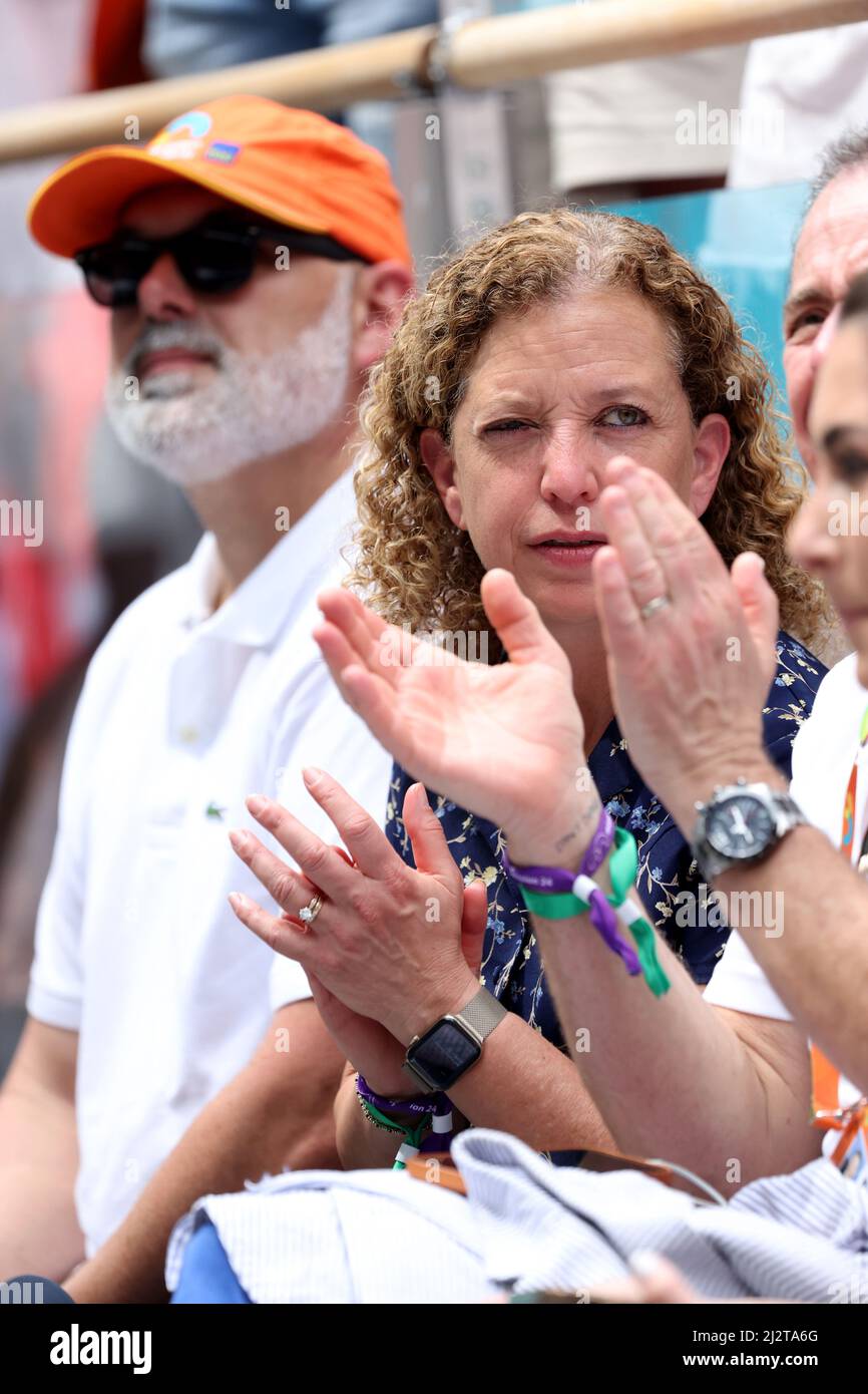 MIAMI GARDENS, FLORIDA - APRILE 03: Con i prezzi del gas e l'inflazione alle stelle Debbie Wasserman Schultz, membro del Partito democratico, E l'ex presidente del Democratic National Committee trascorre quello che sembra essere un pomeriggio rilassante guardando la finale maschile del Miami Open all'Hard Rock Stadium il 03 aprile 2022 a Miami Gardens, Florida. People: Debbie Wasserman Schultz Credit: Storms Media Group/Alamy Live News Foto Stock