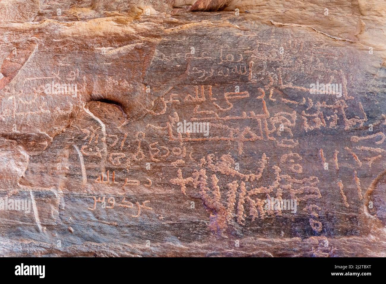 Arte rupestre colorata all'Alkazali Canyon, Wadi Rum, Giordania, Asia. Foto Stock