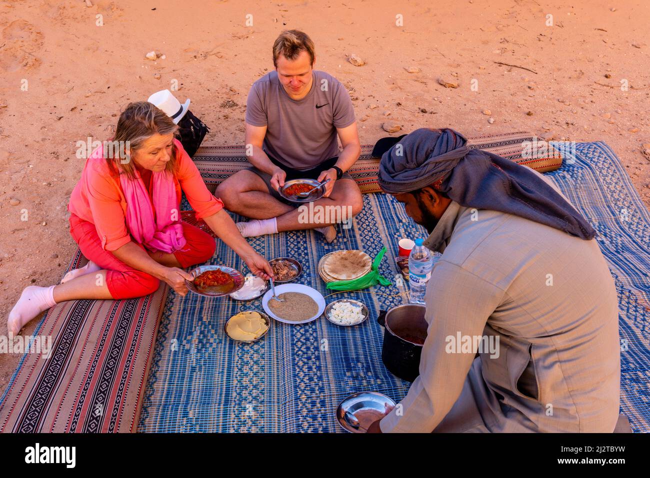 I visitatori di Wadi Rum possono gustare Un pranzo beduino, Wadi Rum, Giordania, Asia. Foto Stock