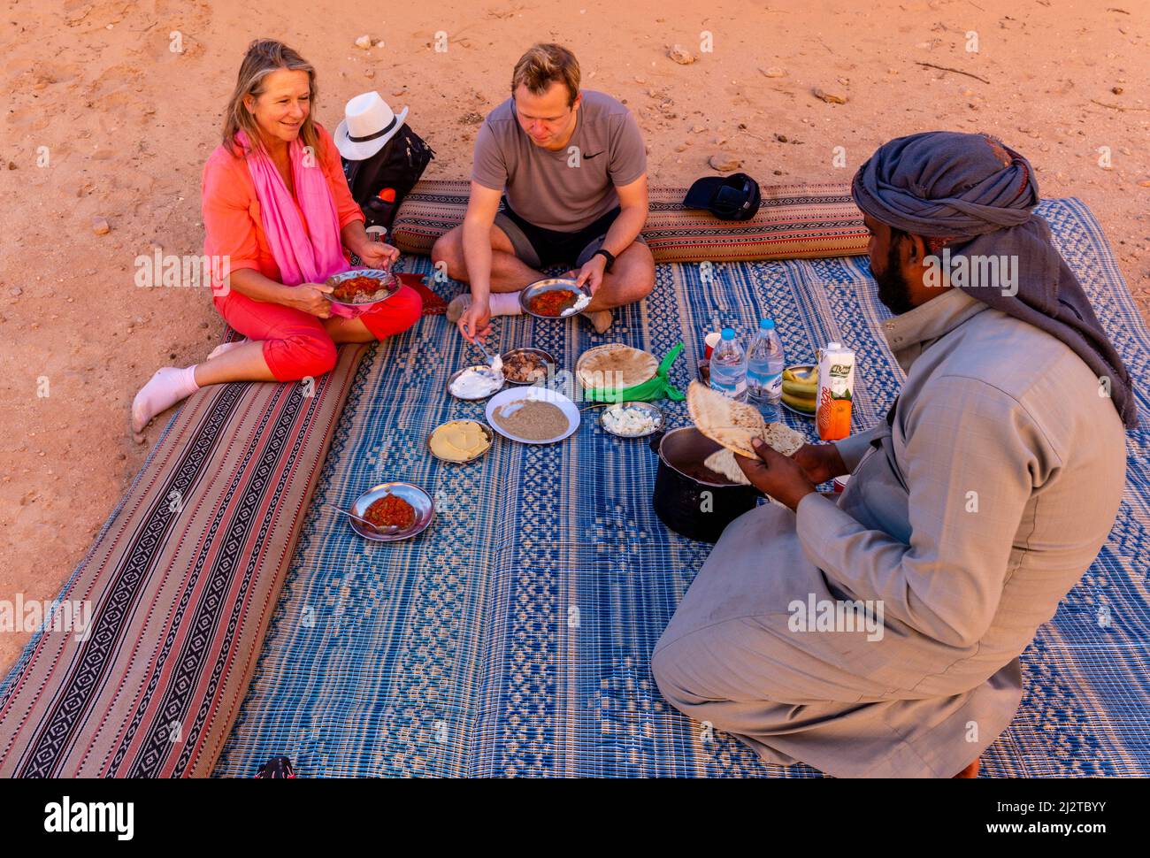 I visitatori di Wadi Rum possono gustare Un pranzo beduino, Wadi Rum, Giordania, Asia. Foto Stock