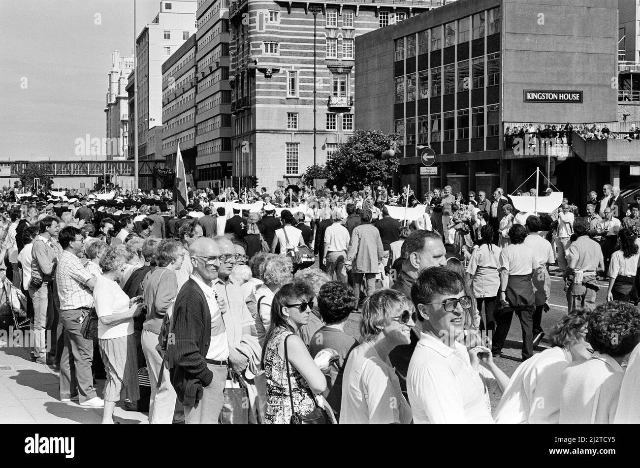 Folle di persone si allineano alla banchina portuale impostata per una giornata al Liverpool Albert Dock per vedere le alte navi. 15th agosto 1992. Foto Stock