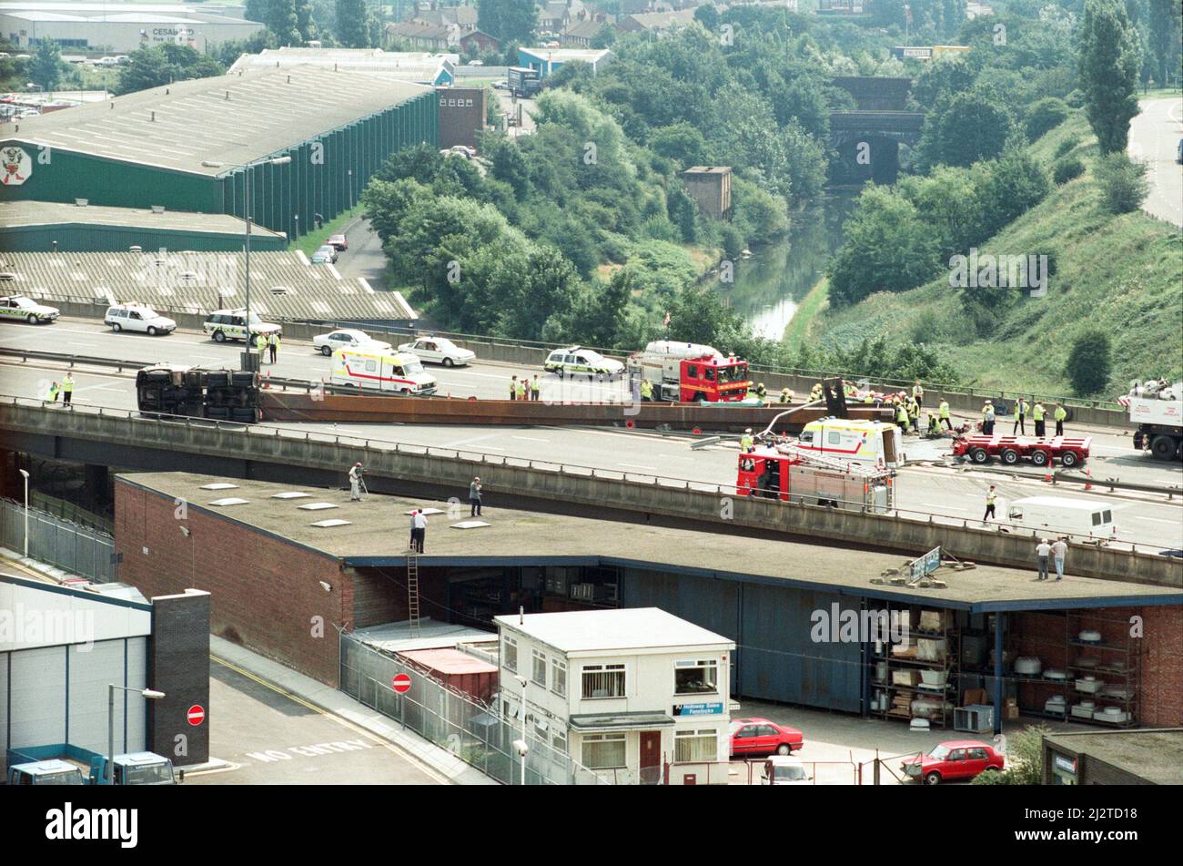 Scena del crash M5, West Bromwich. Due persone sono morte quando due gigantesche travi di ponte, ciascuna del peso di 70 tonnellate, sono state abbattute attraverso la riserva centrale. 29th luglio 1992. Foto Stock