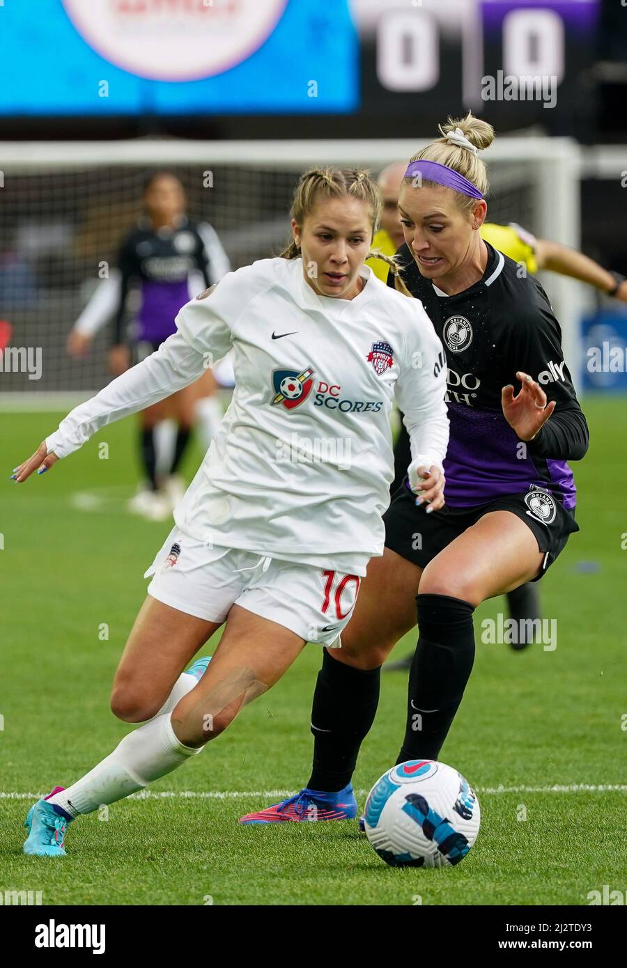 WASHINGTON, DC, USA - 03 APRILE 2022: Il difensore di Orlando Pride Megan Montefusco (5) affronta Washington Spirit in avanti Ashley Sanchez (10) durante una partita della NWSL Challenge Cup tra Washington Spirit e l'Orlando Pride, il 03 aprile 2022, presso Audi Field, a Washington, CC. (Foto di Tony Quinn-Alamy Live News) Foto Stock