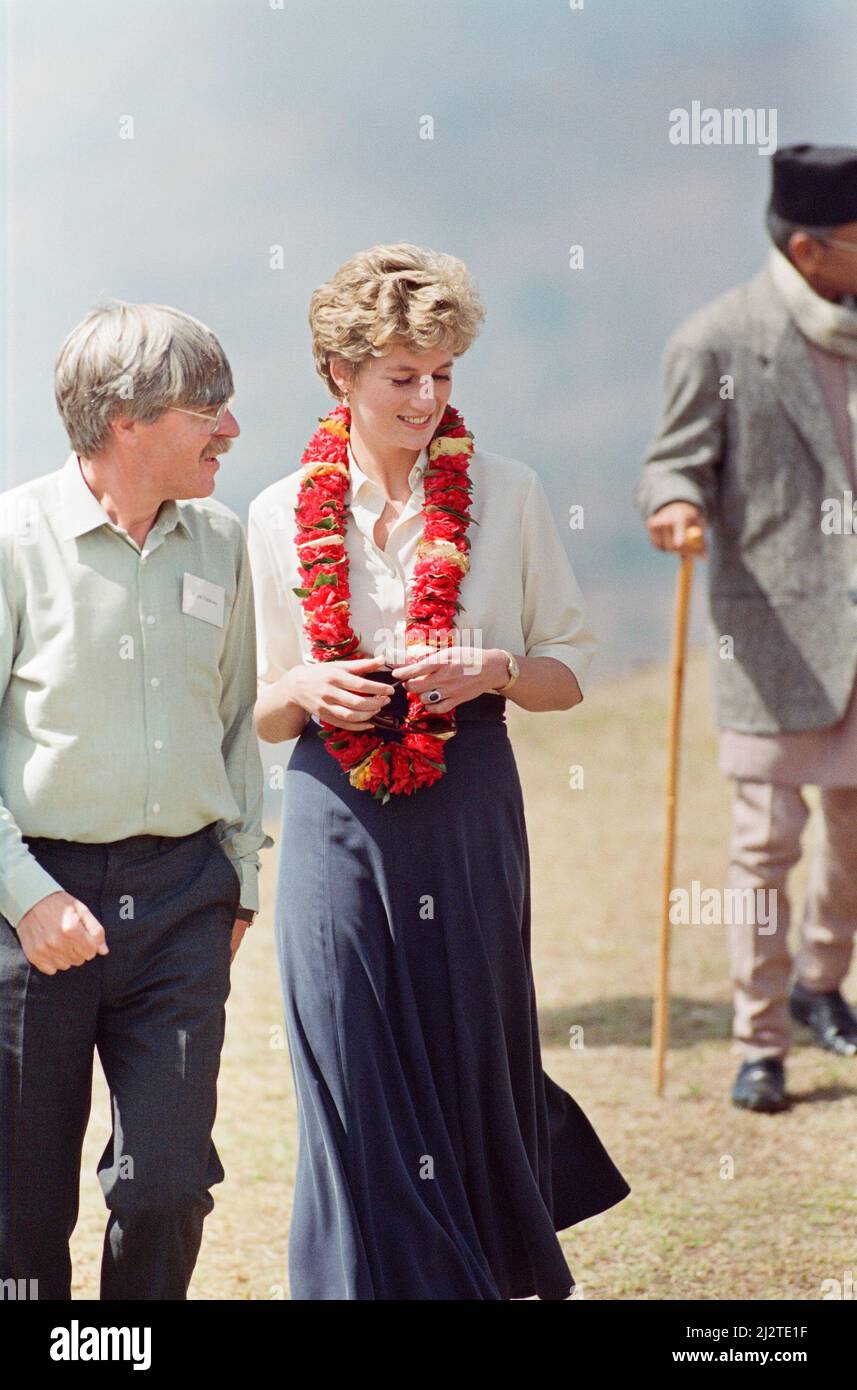 S.A.R. la Principessa del Galles, la Principessa Diana, in Nepal. La Principessa ha visitato il Nepal tra il 2nd e il 6th marzo 1993 il Nepal, ufficialmente Repubblica Democratica Federale del Nepal, è un paese centrale himalayano senza sbocchi sul mare in Asia meridionale. Ha una popolazione di 26,4 milioni di abitanti ed è il 93rd più grande paese per area. La foto mostra la Principessa Diana visitando i villaggi più remoti delle colline del Nepal, dove la Croce Rossa continua con il loro lavoro per aiutare la popolazione locale. Foto scattata 3rd marzo 1993This viaggio è la prima visita ufficiale solista all'estero dalla separazione dal Principe Carlo. Foto Stock