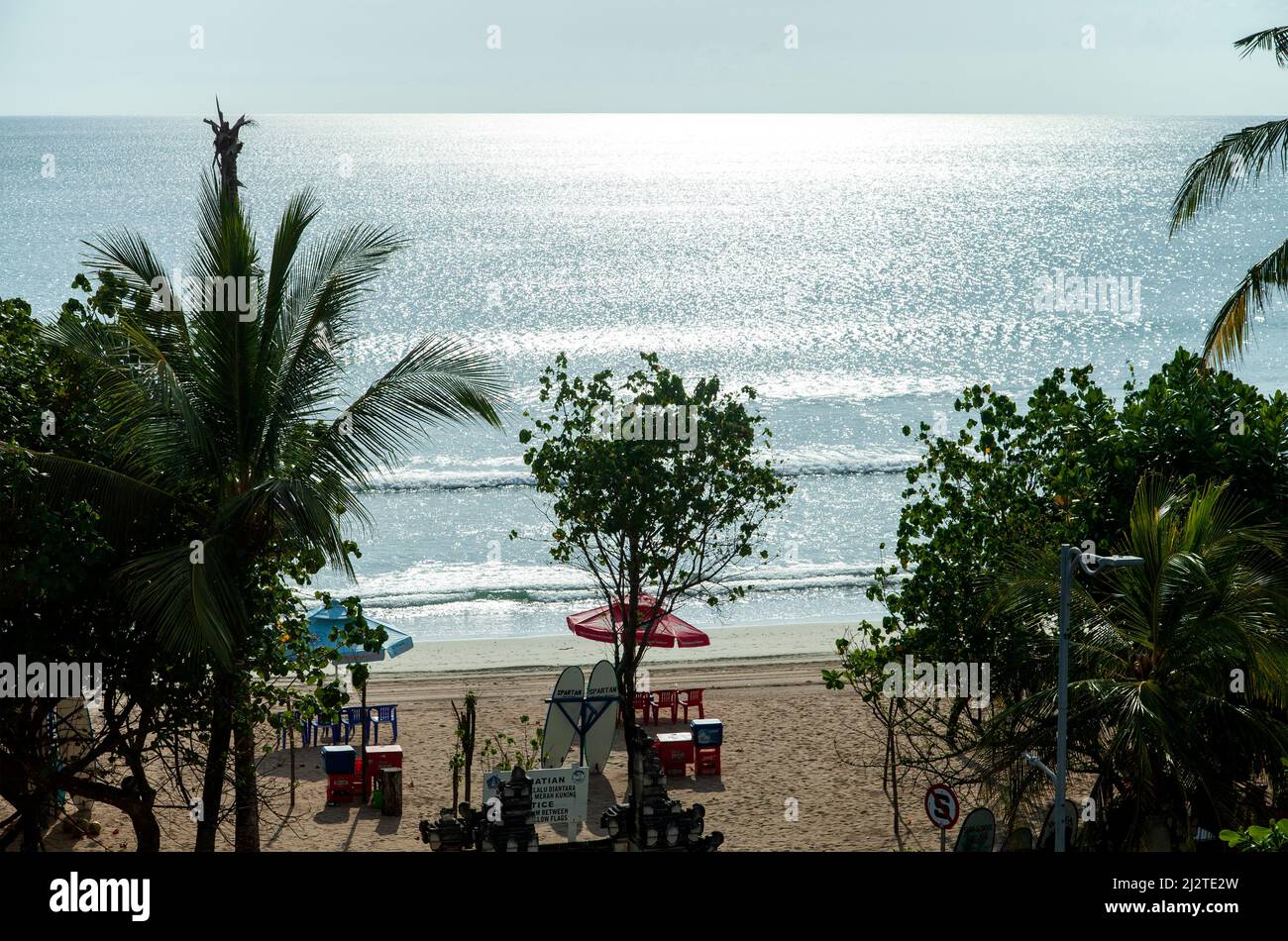 Vista di Kuta Beach subito prima del tramonto dallo Sheraton Hotel al Beachwalk Shopping Centre di Bali, Indonesia Foto Stock