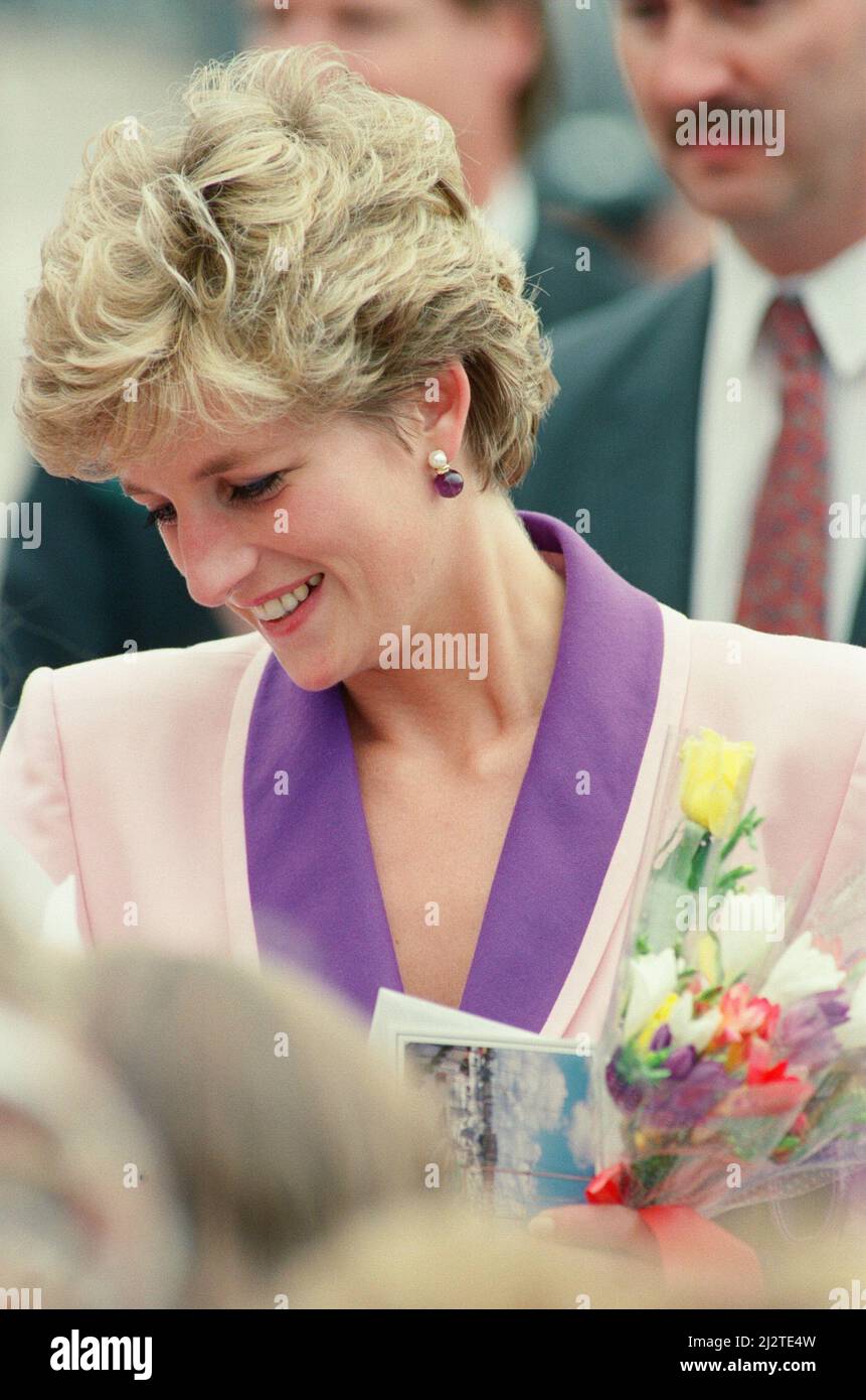 HRH la Principessa del Galles, la Principessa Diana, visitePrincipessa Diana visita Hull Branch del Centro di orientamento per il matrimonio 'relate'. Yorkshire. Inghilterra. Foto scattata : Giugno 24th 1992 Foto Stock