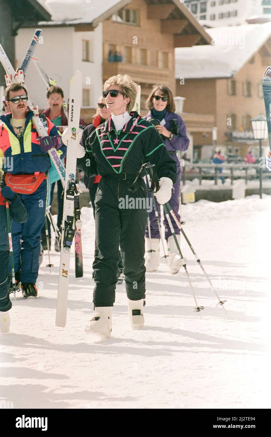 S.A.R. la Principessa del Galles, la Principessa Diana, in vacanza sugli sci presso la stazione sciistica austriaca di Lech, Austria. Anche il principe Guglielmo e il principe Harry sono in viaggio, e in altre cornici in questo set. Foto scattata il 30th marzo 1992 Foto Stock