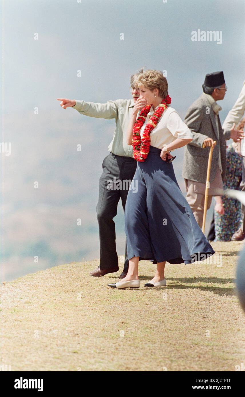 S.A.R. la Principessa del Galles, la Principessa Diana, in Nepal. La Principessa ha visitato il Nepal tra il 2nd e il 6th marzo 1993 il Nepal, ufficialmente Repubblica Democratica Federale del Nepal, è un paese centrale himalayano senza sbocchi sul mare in Asia meridionale. Ha una popolazione di 26,4 milioni di abitanti ed è il 93rd più grande paese per area. La foto mostra la Principessa Diana visitando i villaggi più remoti delle colline del Nepal, dove la Croce Rossa continua con il loro lavoro per aiutare la popolazione locale. Foto scattata 3rd marzo 1993This viaggio è la prima visita ufficiale solista all'estero dalla separazione dal Principe Carlo. Foto Stock