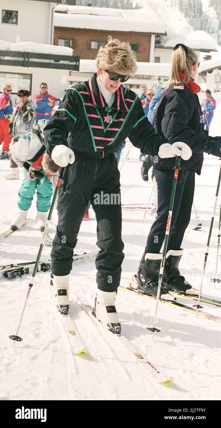 S.A.R. la Principessa del Galles, la Principessa Diana, in vacanza sugli sci presso la stazione sciistica austriaca di Lech, Austria. Anche il principe Guglielmo e il principe Harry sono in viaggio, e in altre cornici in questo set. Foto scattata il 30th marzo 1992 Foto Stock