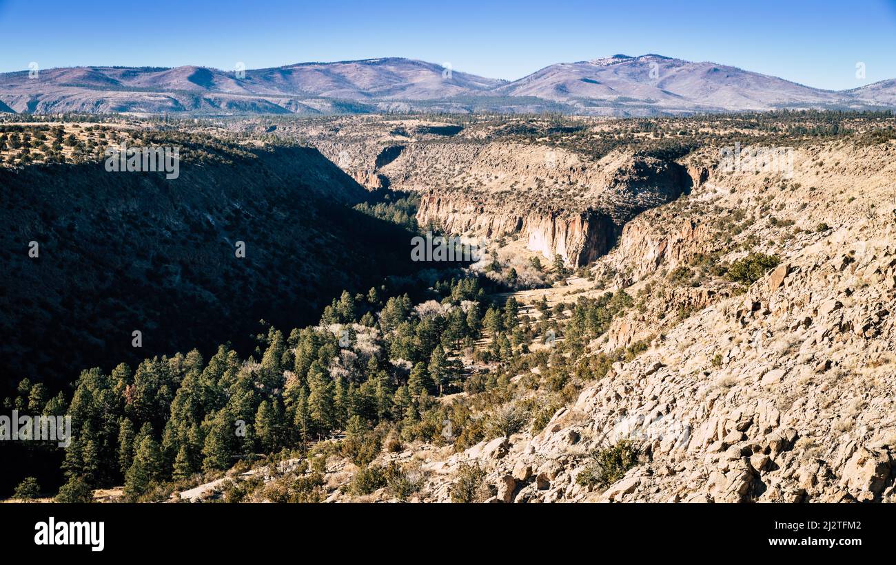 Vista panoramica del Frijoles Canyon nel Monumento Nazionale di Bandelier, New Mexico Foto Stock