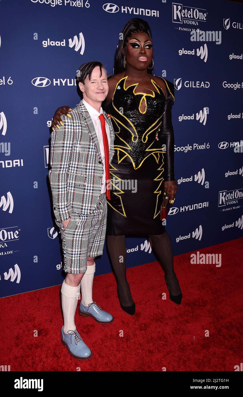 BEVERLY HILLS, CA - APRILE 02: John Cameron Mitchell (L) e Bob The Drag Queen partecipano ai Media Awards 33rd annuali del GLAAD al Beverly Hilton Hotel o Foto Stock