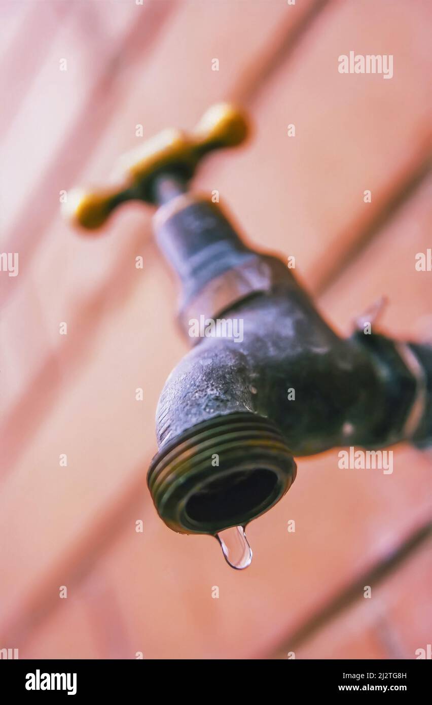Goccia d'acqua che fuoriesce dal rubinetto o dal rubinetto Foto Stock