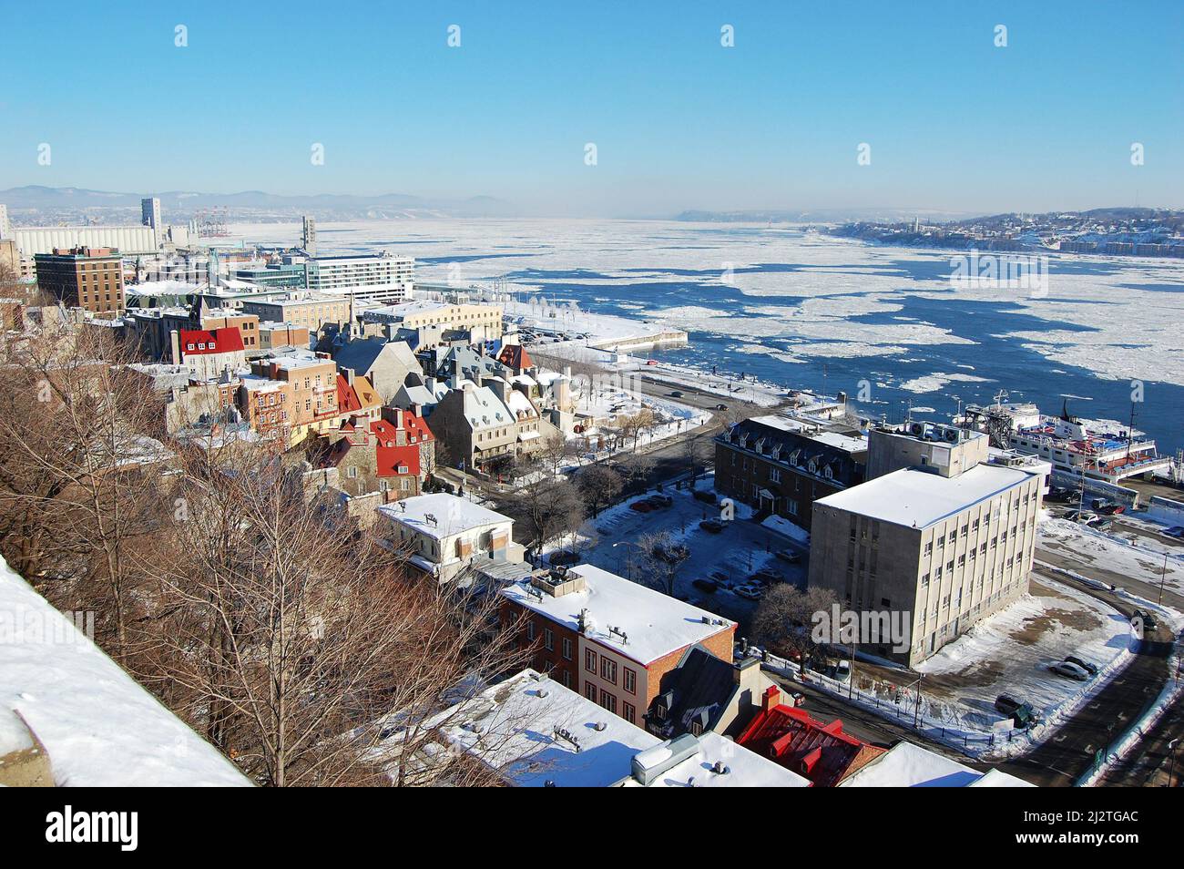 Vista aerea della città bassa (basse-Ville) e del fiume San Lorenzo in estate Old Quebec City, patrimonio dell'umanità, Quebec QC, Canada. Foto Stock