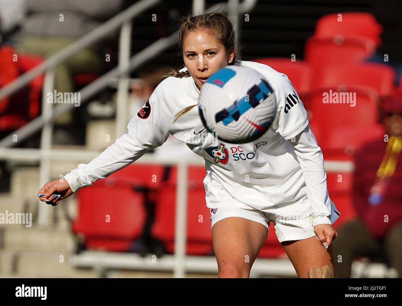 WASHINGTON, DC, USA - 03 APRILE 2022: Washington Spirit Forward Ashley Sanchez (10) guarda il suo colpo testa verso l'obiettivo durante una partita della NWSL Challenge Cup tra Washington Spirit e l'Orlando Pride, il 03 Aprile 2022, presso Audi Field, a Washington, CC. (Foto di Tony Quinn-Alamy Live News) Foto Stock
