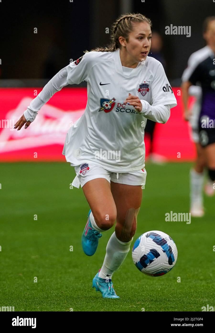WASHINGTON, DC, USA - 03 APRILE 2022: Washington Spirit fa avanzare Ashley Sanchez (10) nell'attacco durante una partita della NWSL Challenge Cup tra Washington Spirit e l'Orlando Pride, il 03 aprile 2022, presso Audi Field, a Washington, CC. (Foto di Tony Quinn-Alamy Live News) Foto Stock