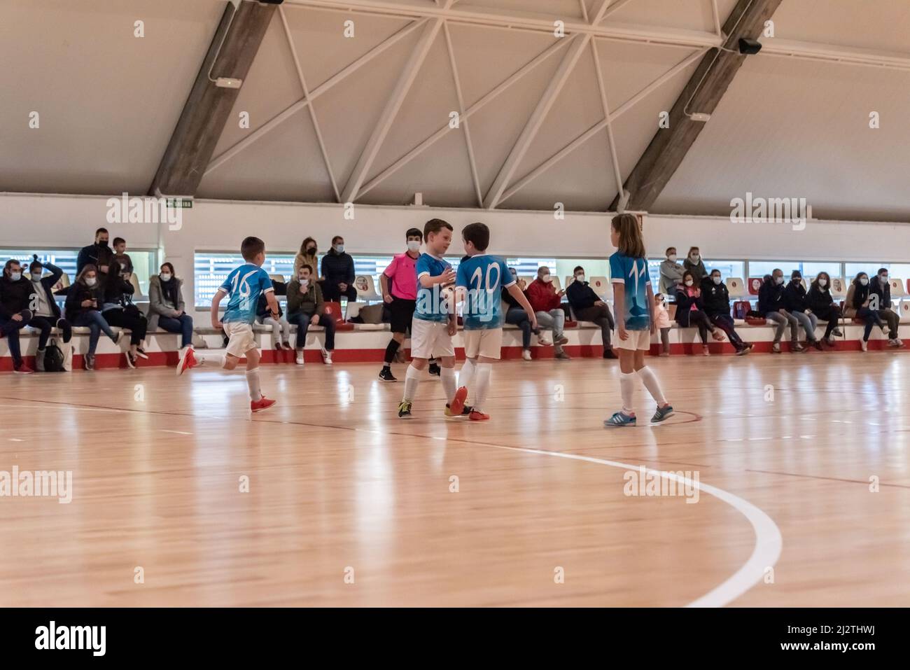 Vigo, Spagna, 3rd aprile 2022. Campionato regionale misto per bambini. Partita tra Futsal Morrazo e Praia de Rodas Foto Stock