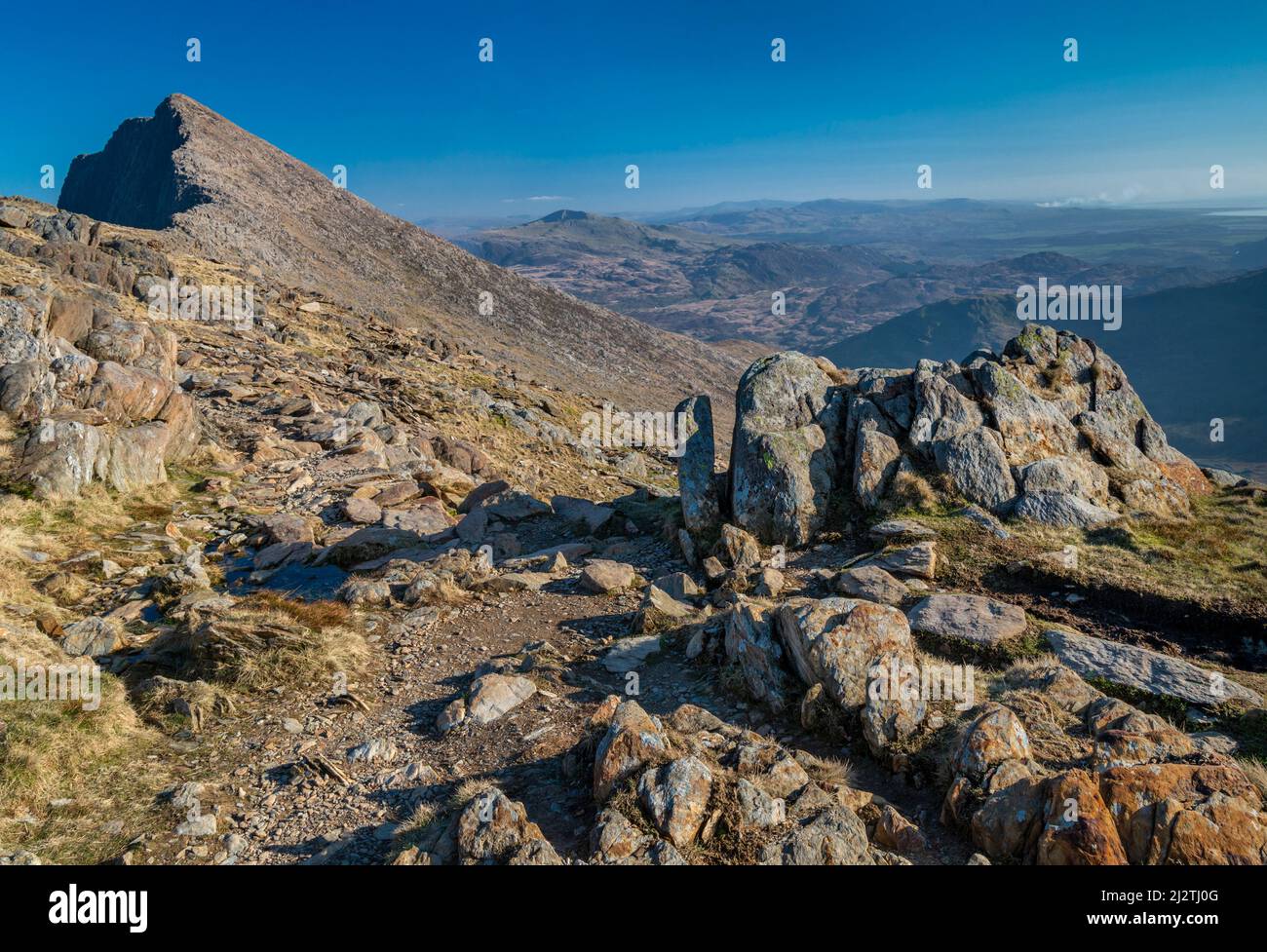 Viste incredibili del Parco Nazionale di Snowdonia, a sud lungo la valle e la costa gallese, nel tardo pomeriggio a metà marzo, tempo soleggiato, cielo blu chiaro Foto Stock