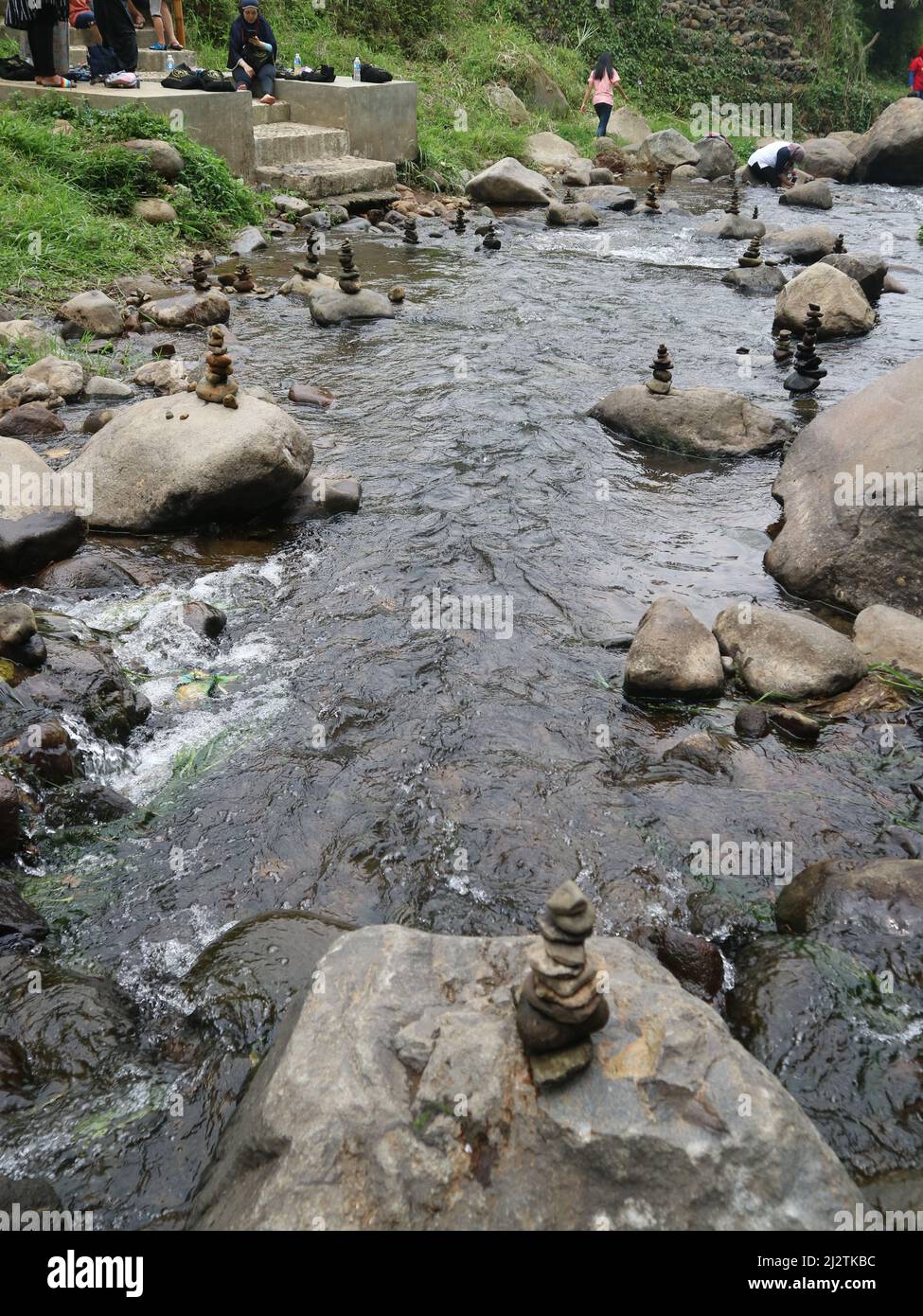 L'equilibratura della roccia, l'arte di impilare le pietre accatastate nel fiume. Bogor, Indonesia - 30 novembre 2019. Foto Stock