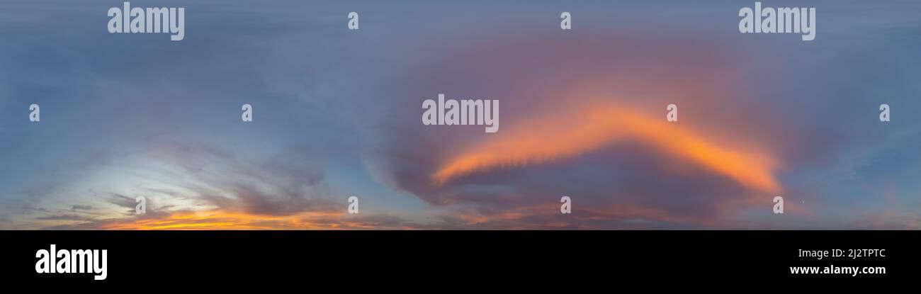 Panorama di un cielo blu scuro al tramonto con le nuvole rosa di Cumulus. Panorama hdr 360 senza giunture in formato equangolare sferico. Zenith completa per 3D Foto Stock