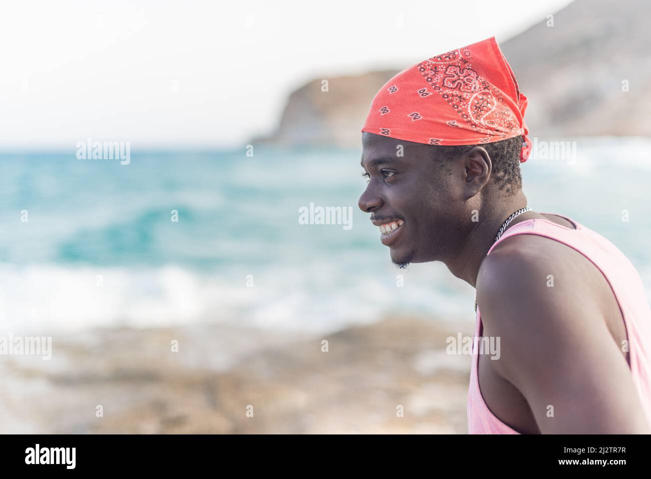 uomo africano felice godersi l'estate guardando l'oceano Foto Stock