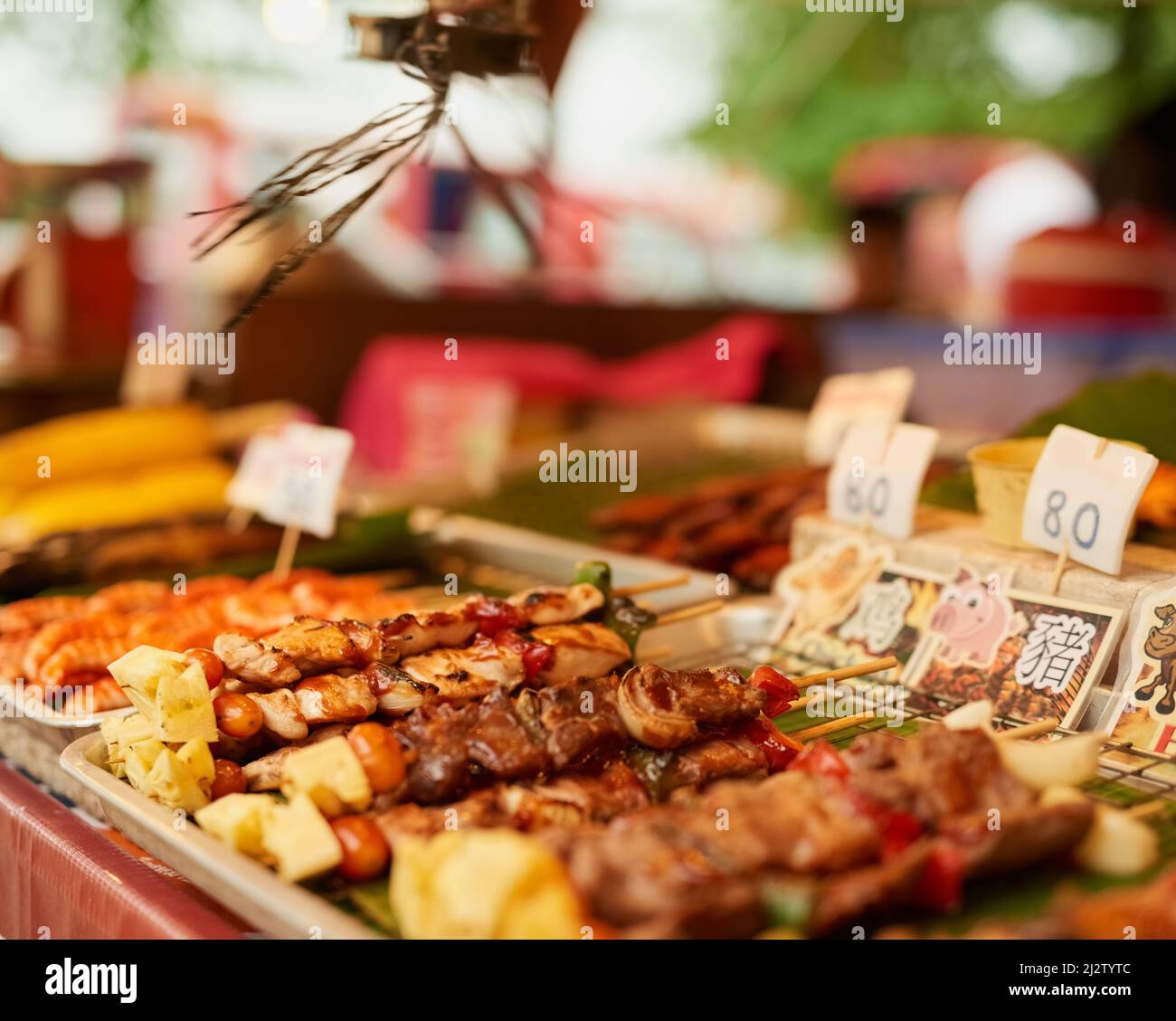 La scelta è vostra. Shot di cibo delizioso in mostra in un mercato di cibo thailandese. Foto Stock