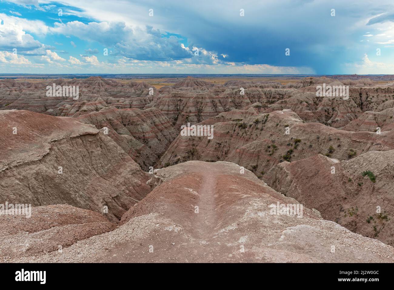 Punto di vista sugli strati geologici del parco nazionale di Badlands durante una tempesta di tuoni, Dakota del Sud, USA. Foto Stock