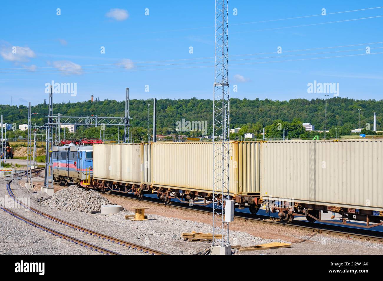 Cantiere ferroviario con un treno container Foto Stock
