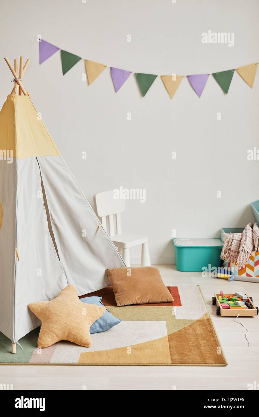 Immagine di sfondo minimale degli interni della stanza dei bambini con tenda da gioco e decor in colori pastello Foto Stock