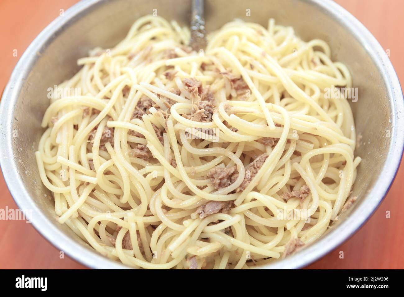 La pasta di tonno nel piatto . Gustosa cena italiana Foto Stock