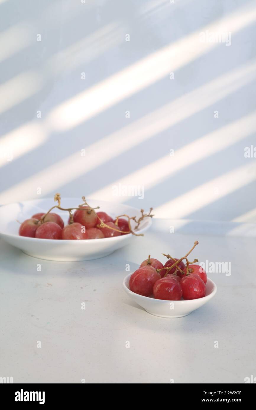 Uva rossa fresca su sfondo bianco Foto Stock