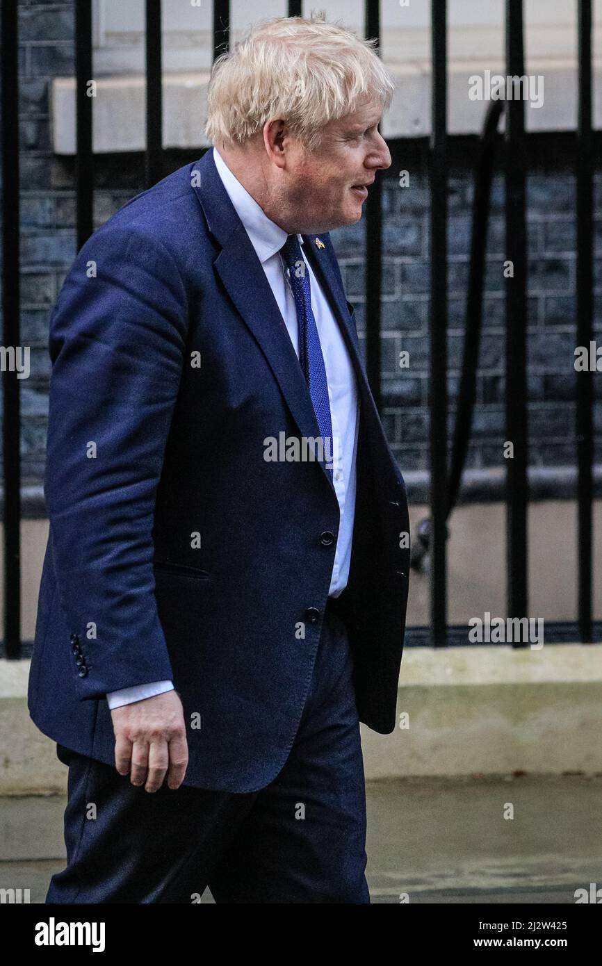 Il primo ministro britannico Boris Johnson passa davanti a un ufficiale di polizia Met a Downing Street, Londra, Regno Unito Foto Stock