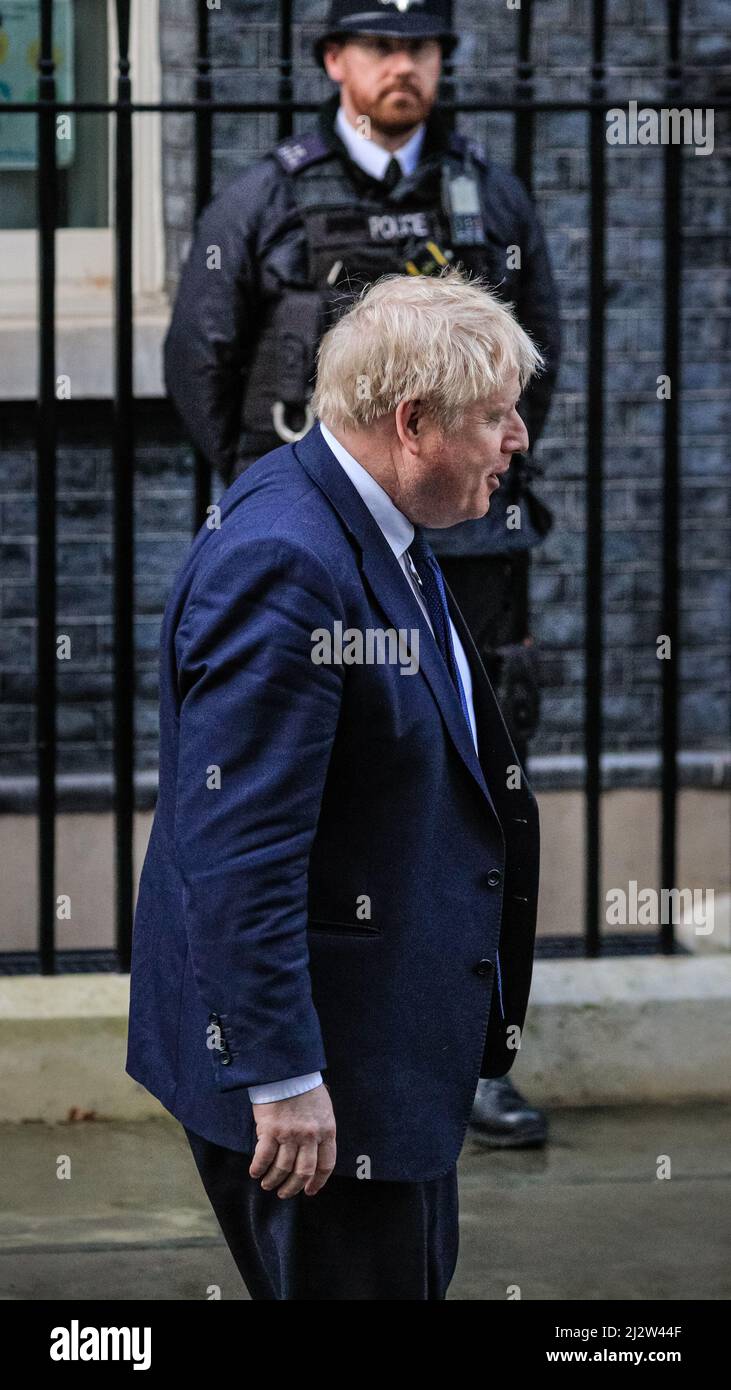 Il primo ministro britannico Boris Johnson passa davanti a un ufficiale di polizia Met a Downing Street, Londra, Regno Unito Foto Stock