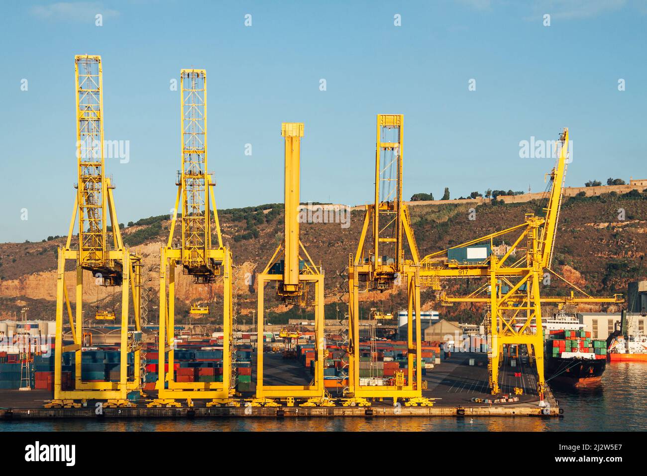 Gru per trasporto merci in un porto di carico industriale. Foto Stock