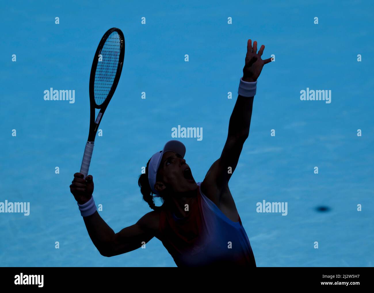 Silhouette del tennista tedesco Andrea Petkovic in servizio al torneo Australian Open 2022, Melbourne Park, Melbourne, Victoria, Australia Foto Stock