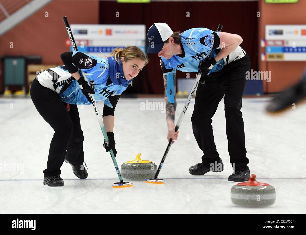 Praga, Repubblica Ceca. 01st Apr 2022. Il ceco Eliska Srnska e Jaroslav Vedral in azione durante il curling WCT Mixed Doubles Prague Trophy 2022, Repubblica Ceca, 1st aprile 2022. Credit: Katerina Sulova/CTK Photo/Alamy Live News Foto Stock