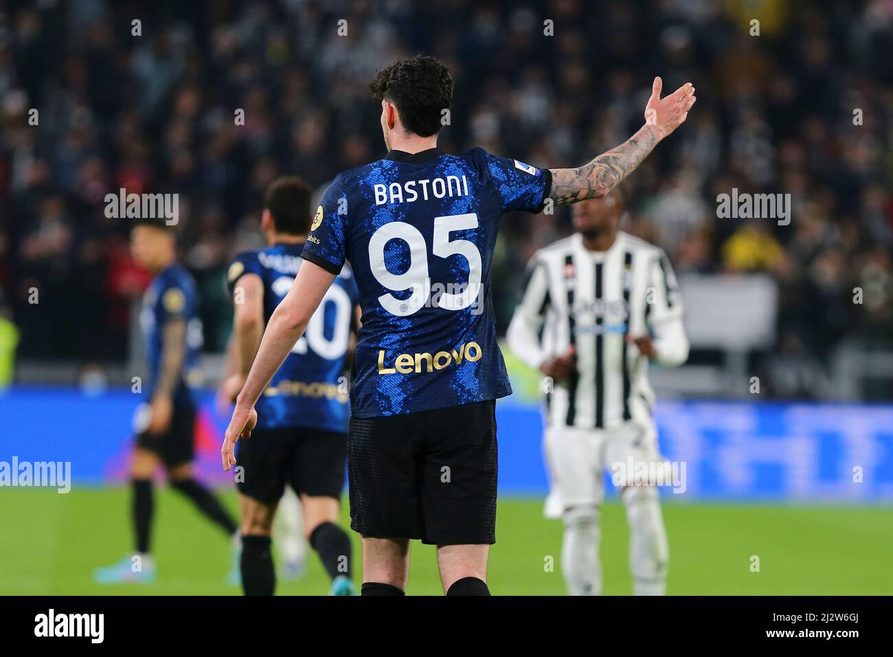 TORINO, ITALIA - 03 APRILE 2022. Alessandro Bastoni del FC Internazionale Milano durante la partita tra Juventus FC e FC Internazionale Milano il 03 aprile 2022 presso lo Stadio Allianz di Torino. Credit: Massimiliano Ferraro/Medialys Images/Alamy Live News Foto Stock