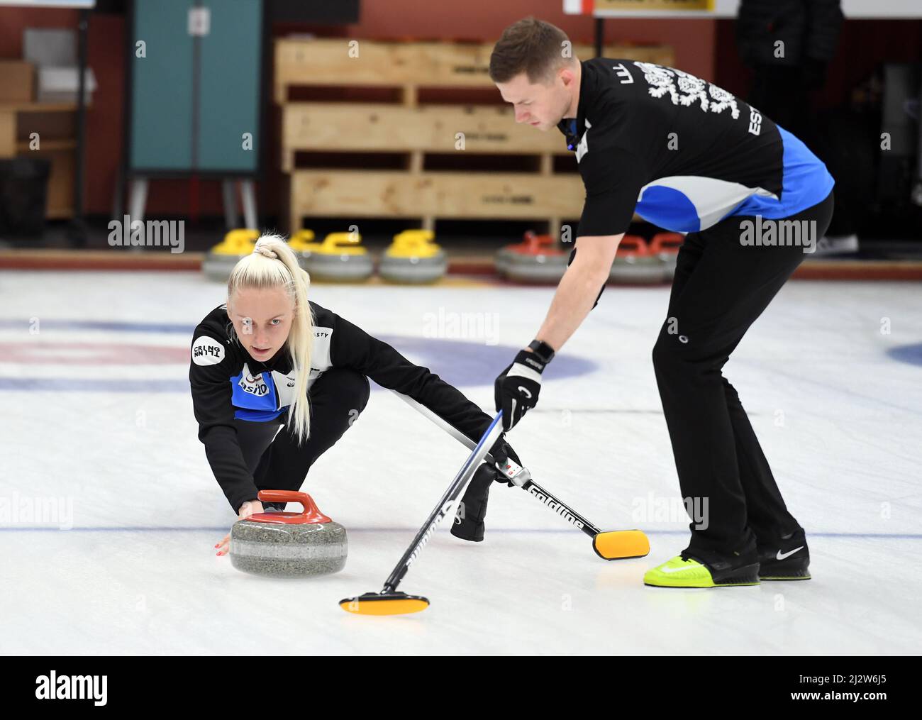 Praga, Repubblica Ceca. 01st Apr 2022. Marie Kaldvee e Harri Lill (EST) in azione durante il curling WCT Mixed Doubles Prague Trophy 2022, Repubblica Ceca, 1st aprile 2022. Credit: Katerina Sulova/CTK Photo/Alamy Live News Foto Stock