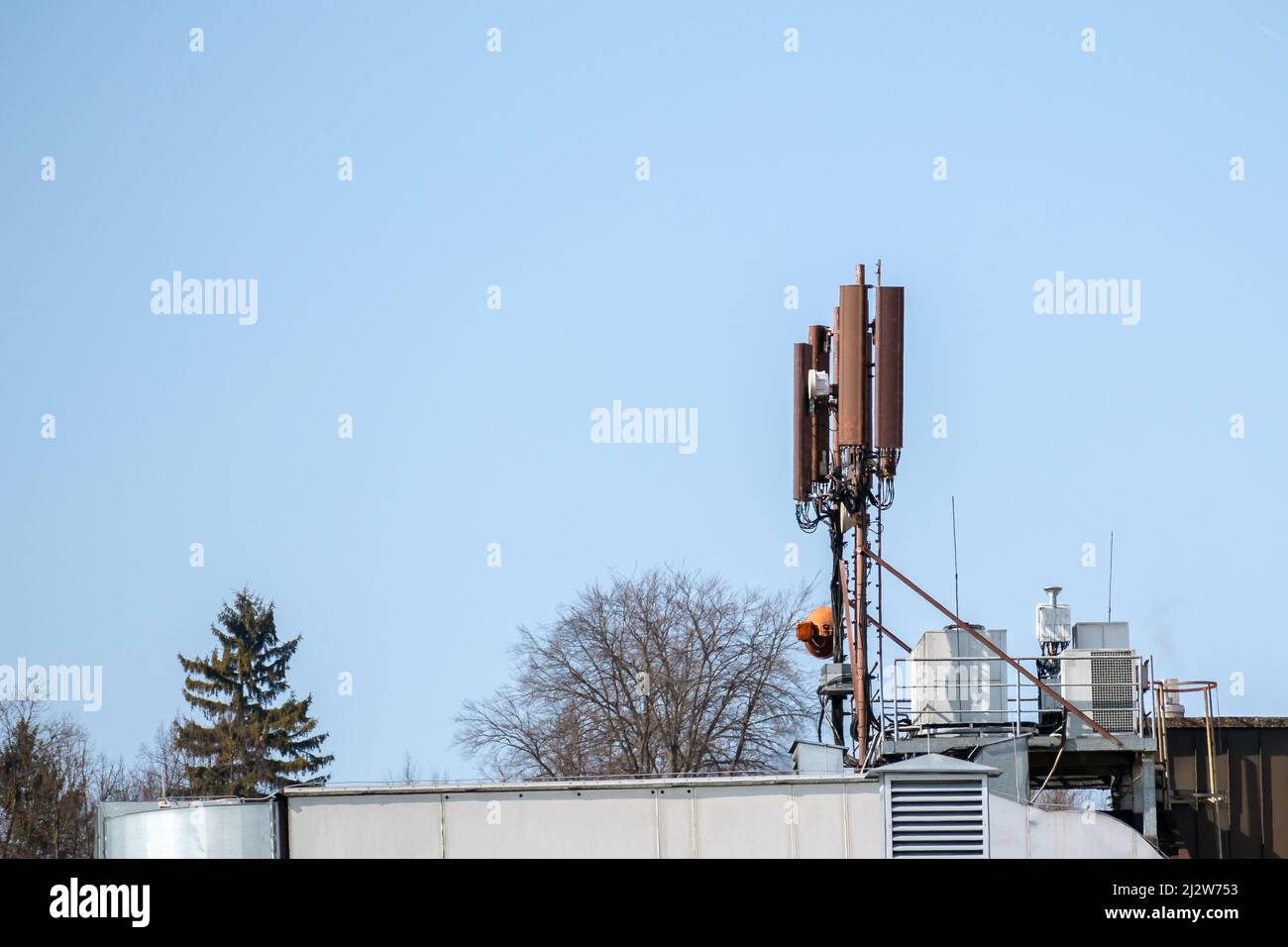 Telefono cellulare e internet torre contro il cielo. 5G antenne radianti wireless. Foto Stock